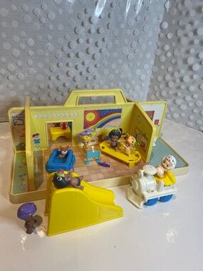 Vintage Fisher Price 🏫🧸Family Nursery School with Twozies